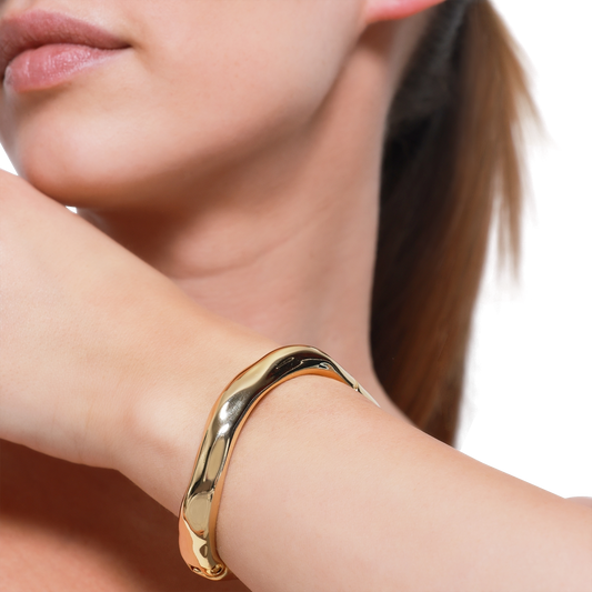 Eleganter goldener Armreif – Moderner Schmuck für Damen