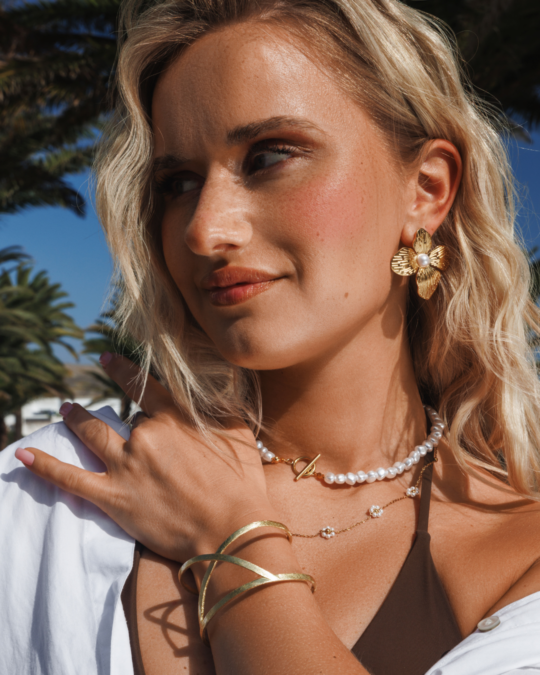 Perfekter Sommerlook mit floralem Goldschmuck entdecken