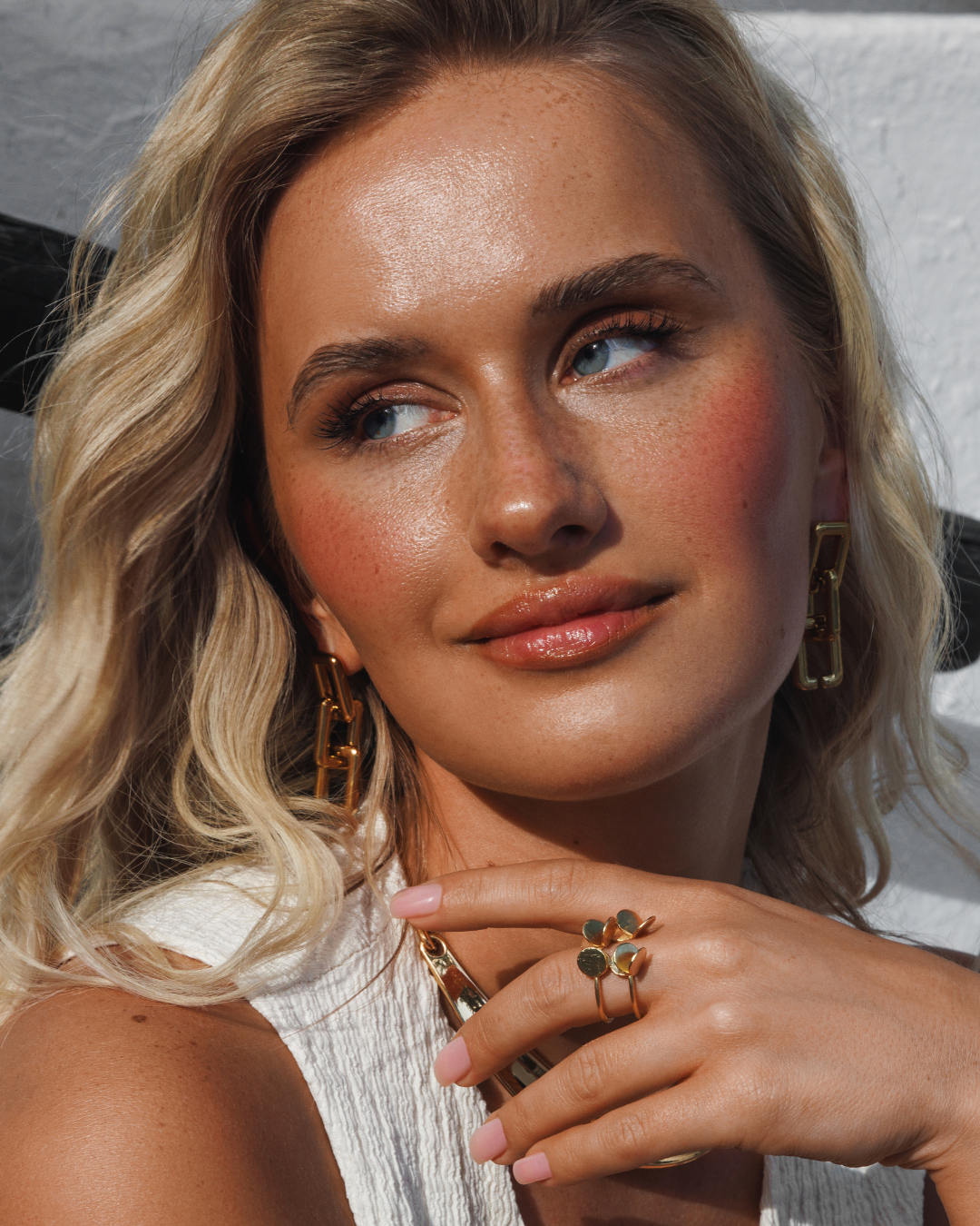 Sommerlook mit Goldschmuck – Trend-Accessoires 2025