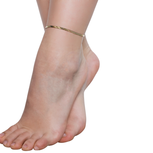 Elegantes goldenes Fußkettchen als stilvolles Accessoire