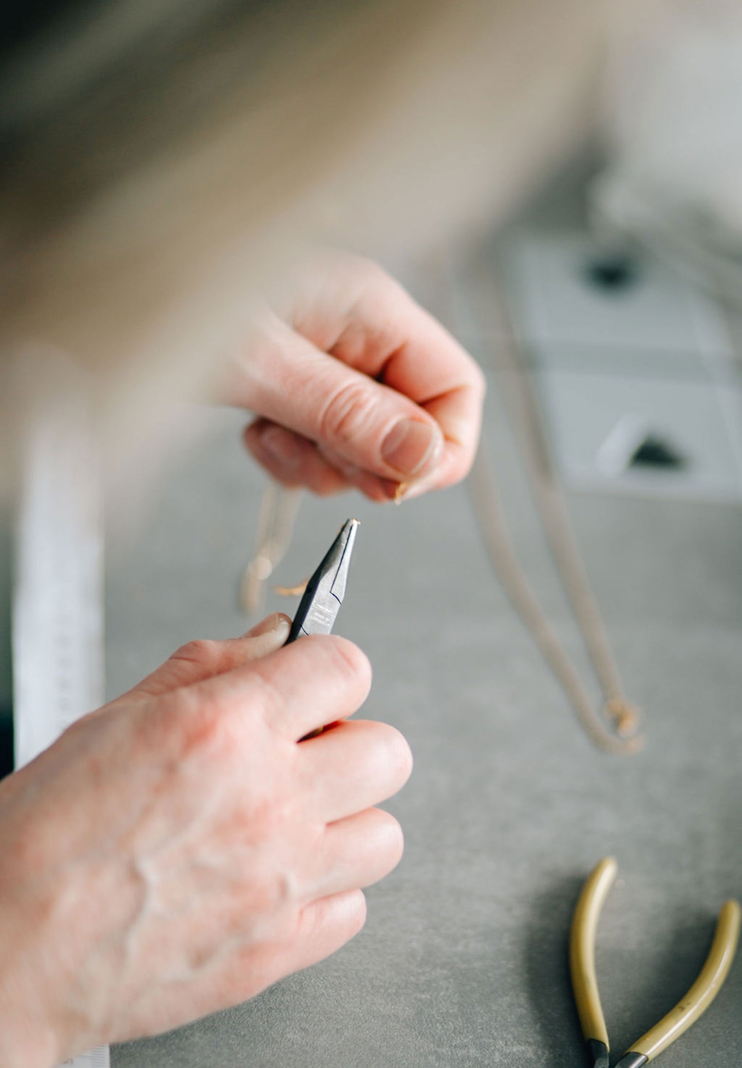 Ohrringe Ohrstecker mit Perle grau 6mm