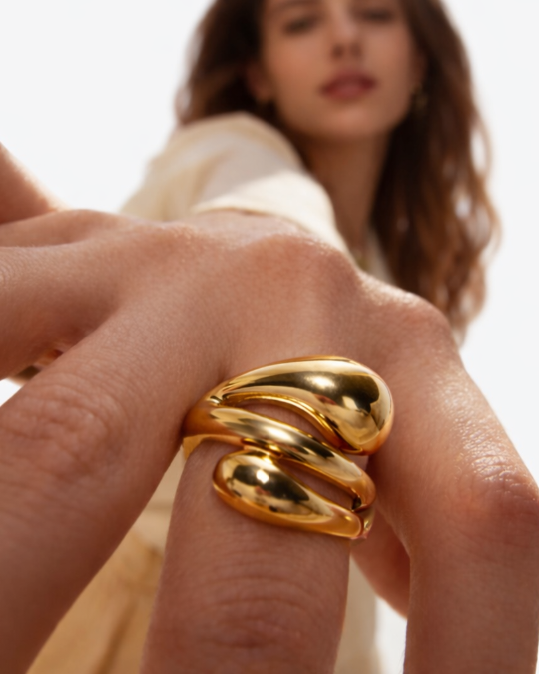 Eleganter goldener Ring: Skulpturales Design im Trend