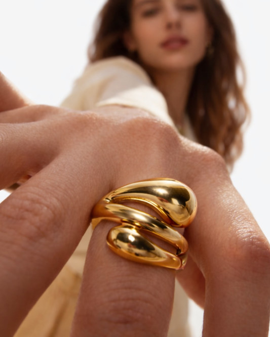 Eleganter goldener Ring: Skulpturales Design im Trend