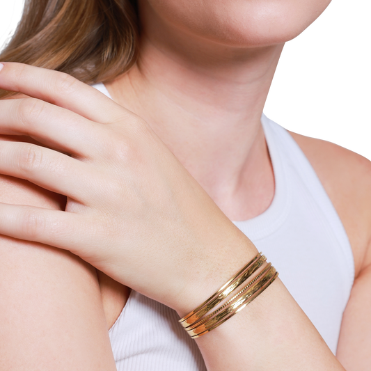 Elegante goldene Armreifen für stilvolle Damen-Looks