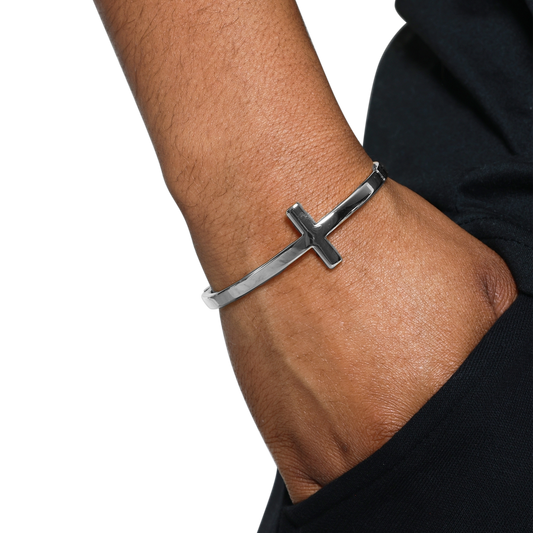 Silbernes Kreuzarmband – Eleganter und modischer Armschmuck