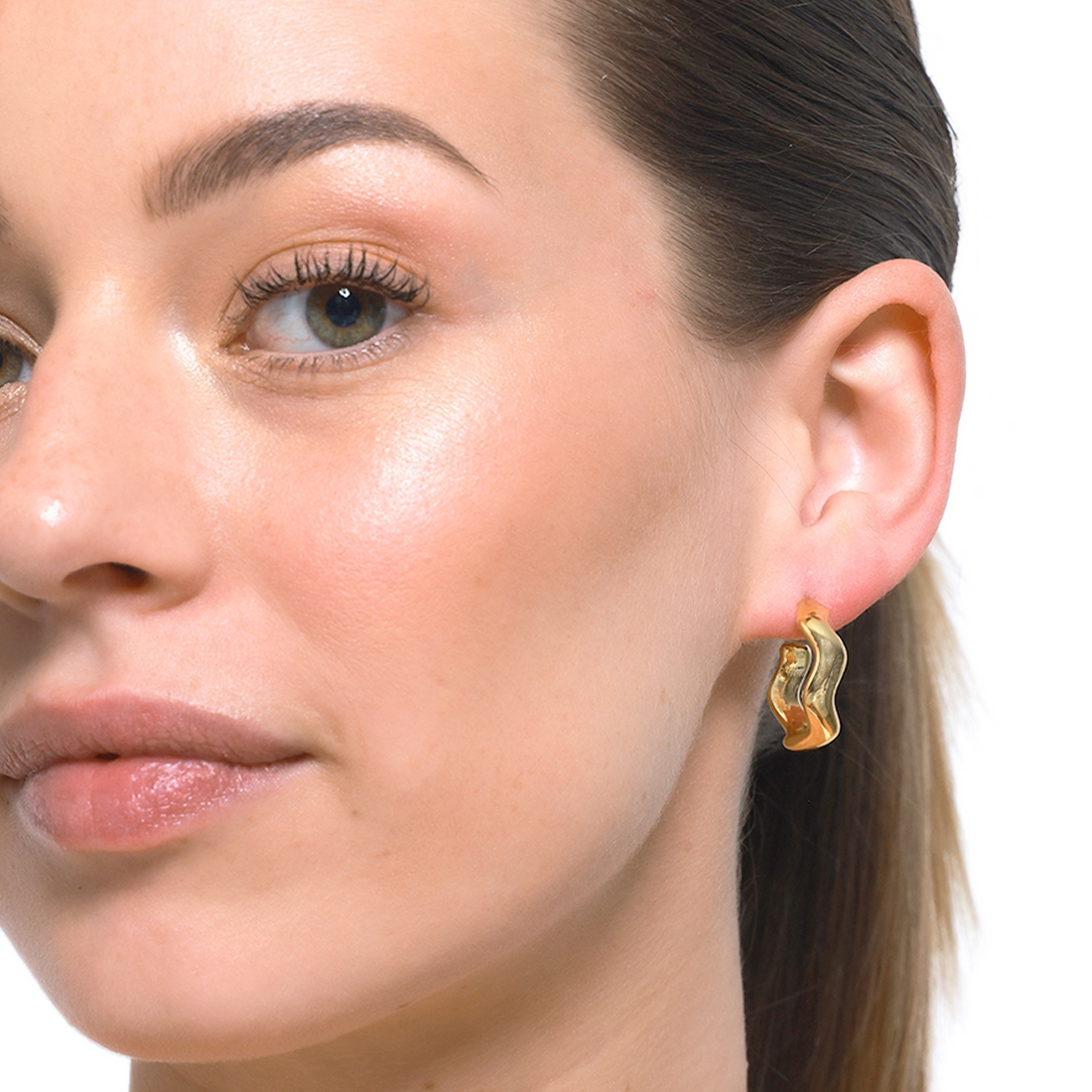 Eleganter goldener Ohrring mit kunstvollem Design