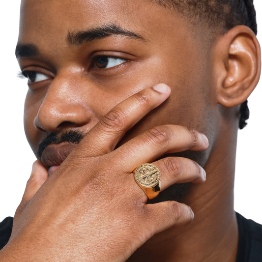 Eleganter goldener Herrenring mit Gravur im Luxusdesign