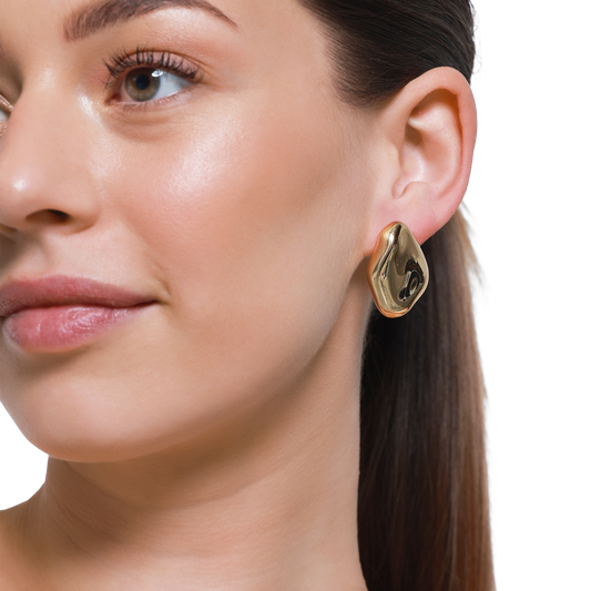 Goldene Ohrringe im organischen Design für elegante Looks