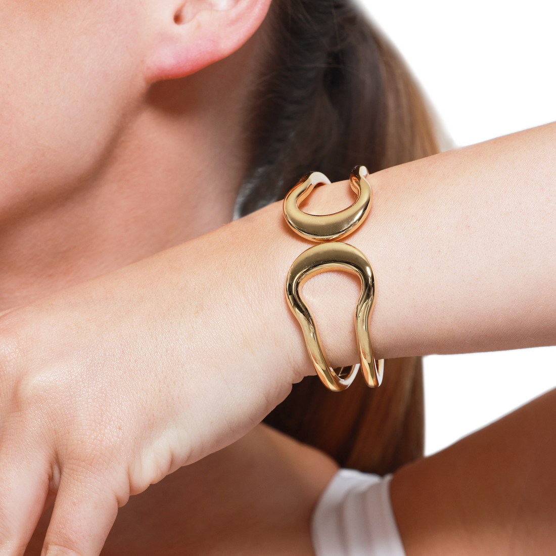 Glänzende goldene Armreife für eleganten Schmuckstil
