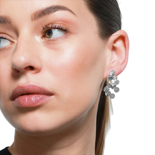 Elegante silberne Blumenohrringe mit natürlichem Look