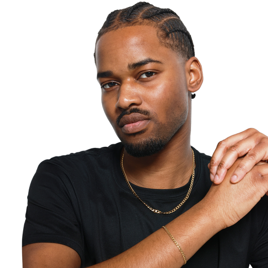 Stilvolles Porträt mit Cornrow-Frisur und Goldschmuck