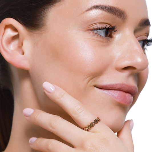 Smiley-Ring und gepflegte Haut für deinen eleganten Look