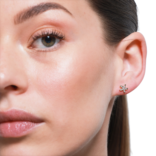 Elegante Stern-Ohrringe in Nahaufnahme mit strahlender Haut