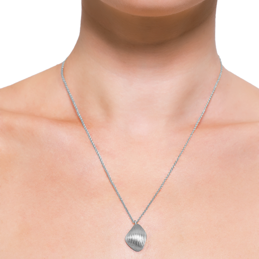 Elegante Silberkette mit muschelförmigem Anhänger entdecken