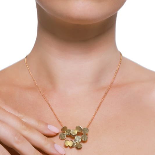 Elegante goldene Halskette mit mattem Plättchendesign