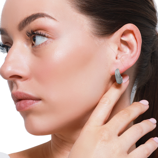 Eleganter silberner Ohrring im Beauty-Porträt hervorheben