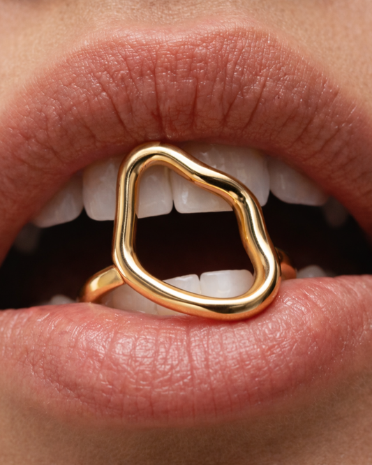 Selbstbewusster Stil: Kreativer Statement-Goldring im Fokus