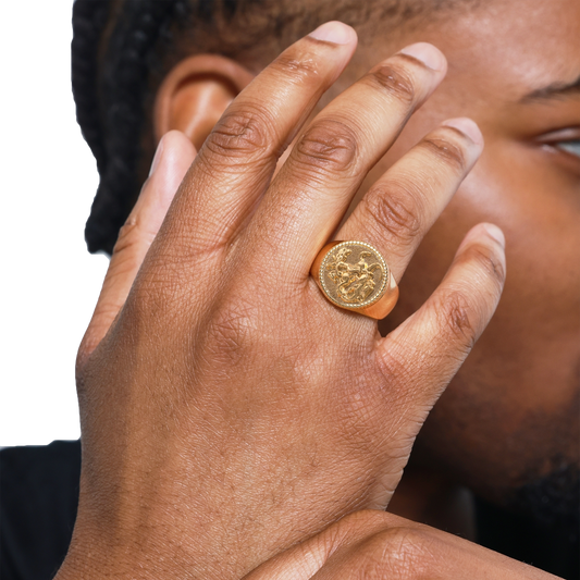 Goldener Siegelring als luxuriöses handgefertigtes Accessoire