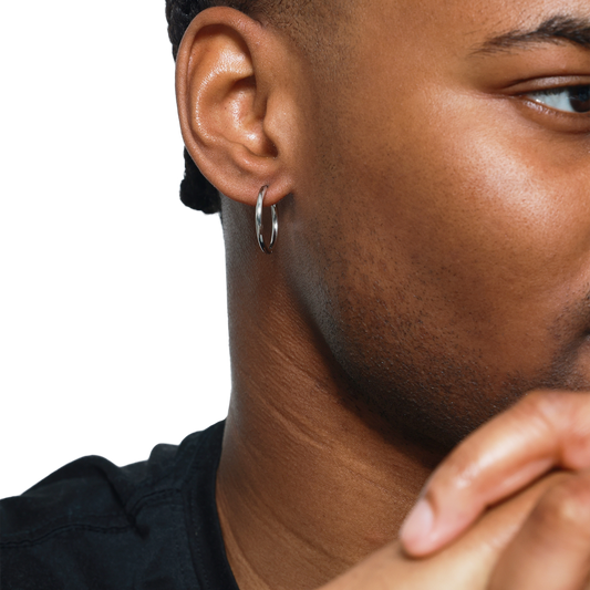 Silberner Kreolen-Ohrring im stilvollen Seitenporträt