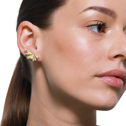 Eleganter goldfarbener Ohrring als edles Modeaccessoire