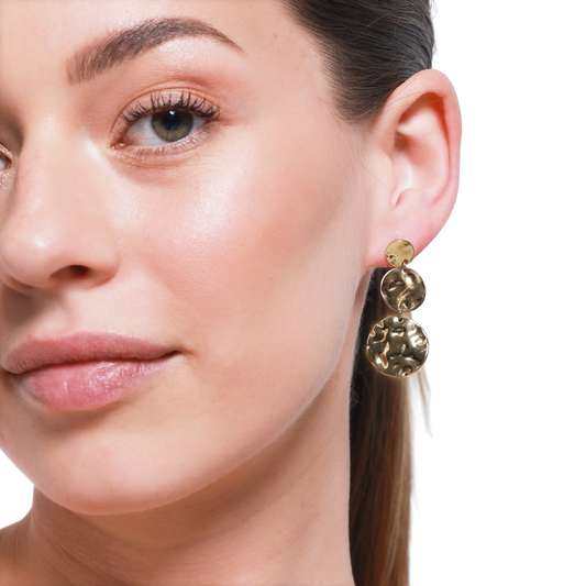 Goldene Statement-Ohrringe im eleganten organischen Design