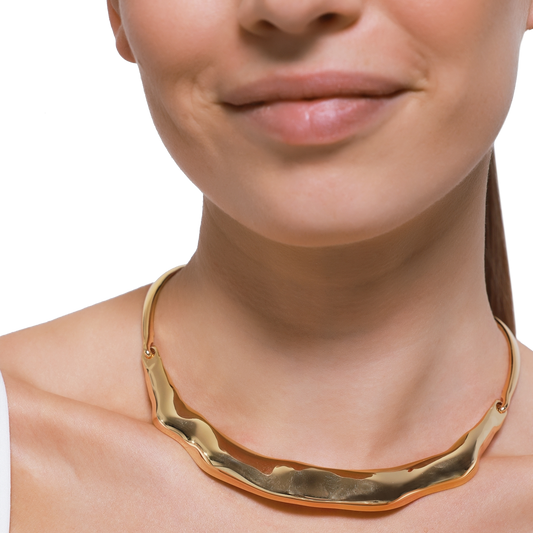 Elegantes goldenes Halsband mit modernem Design