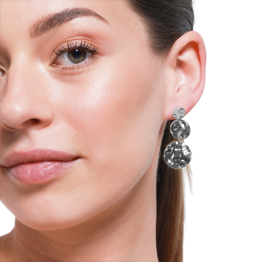Elegante gehämmerte Silber-Ohrringe im minimalistischen Stil