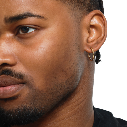 Goldener Ohrring im Fokus – Stilvolle Mode-Detailaufnahme