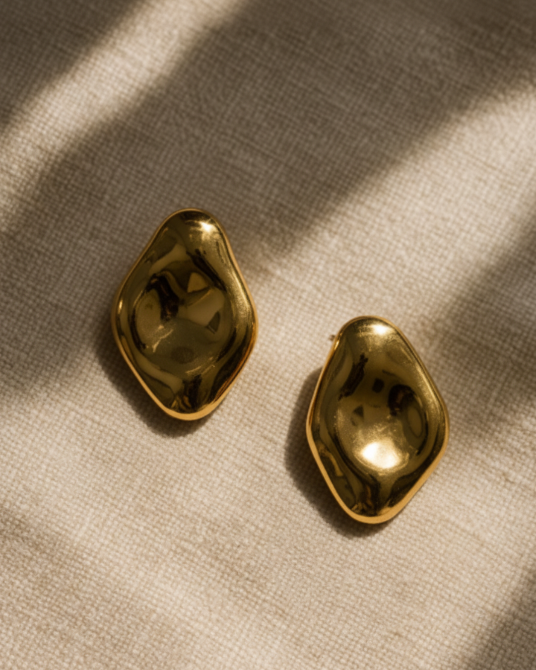 Goldene Ohrringe: Handgefertigter, luxuriöser Schmuck entdecken