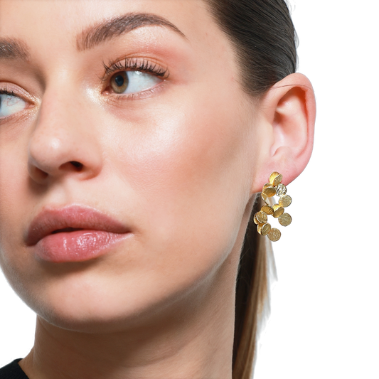 Gold Ohrring mit floralem Design im Fokus der Nahaufnahme