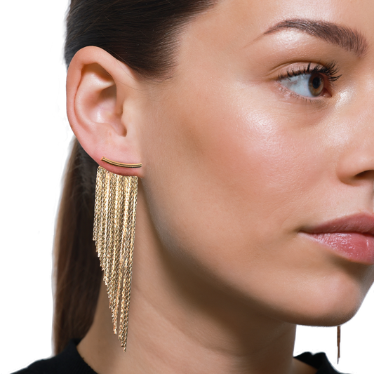 Eleganter Ohrring mit goldenen Ketten für stilvolle Looks