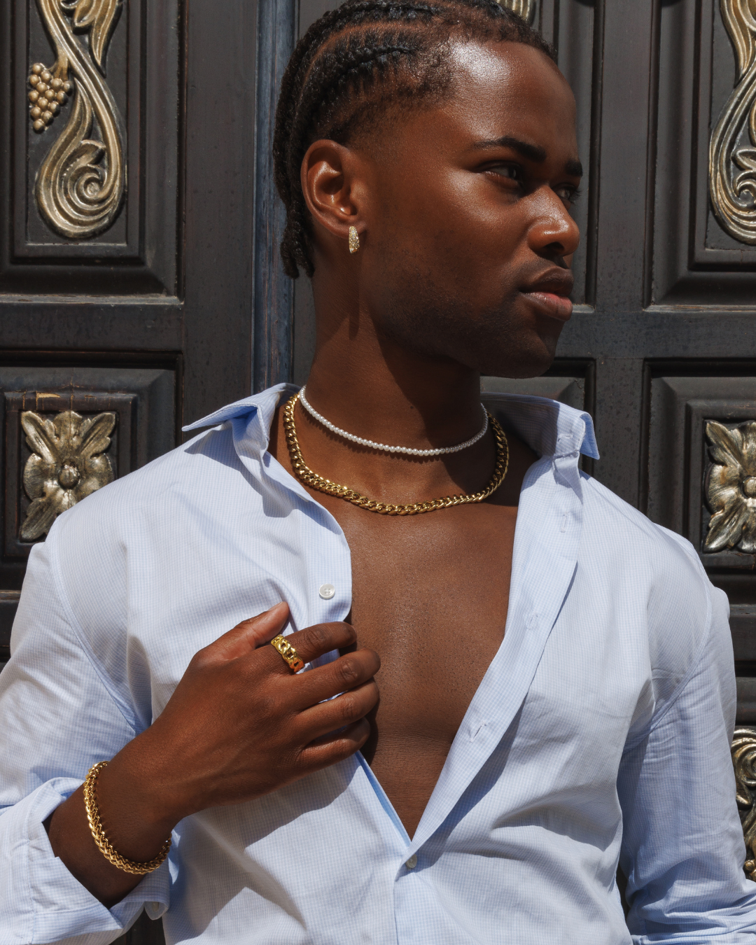 Minimaler Sommerstil für Männer mit elegantem Schmuck