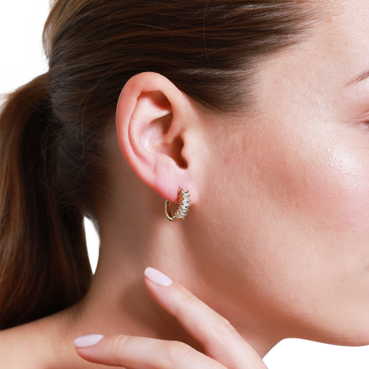 Goldene Creolen mit Steinen – eleganter Ohrschmuck-Trend