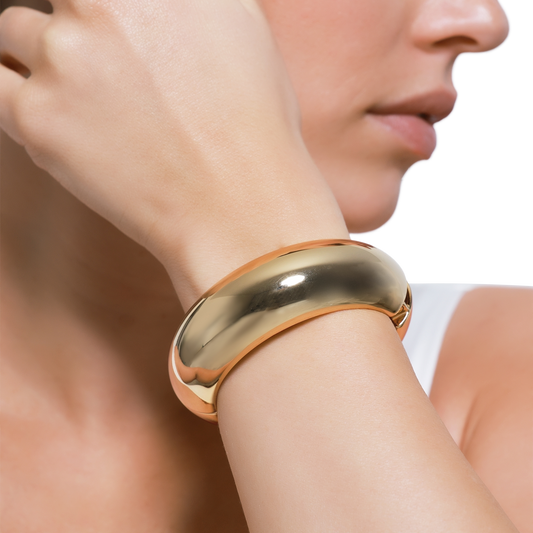 Eleganter goldener Armreif als stilvolles Accessoire