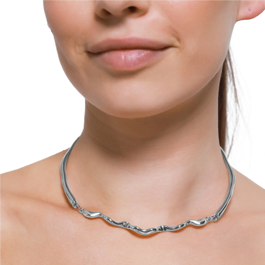 Elegante silberne Halskette mit modernem Wellen-Design