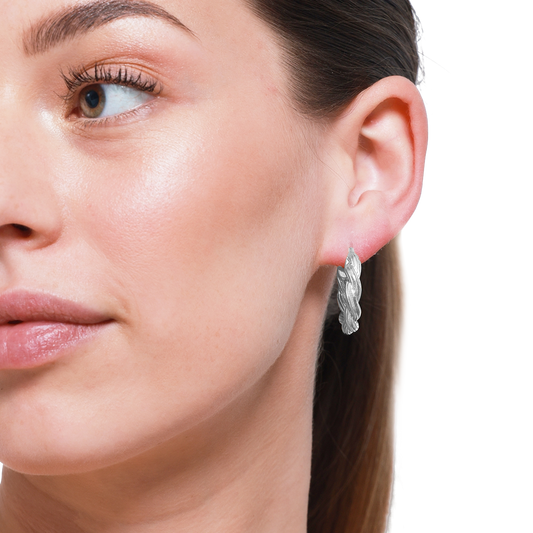 Moderner Silberohrring mit geflochtenem Design für Damen