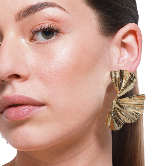 Exklusiver Gold-Ohrring im skulpturalen Design für Damen