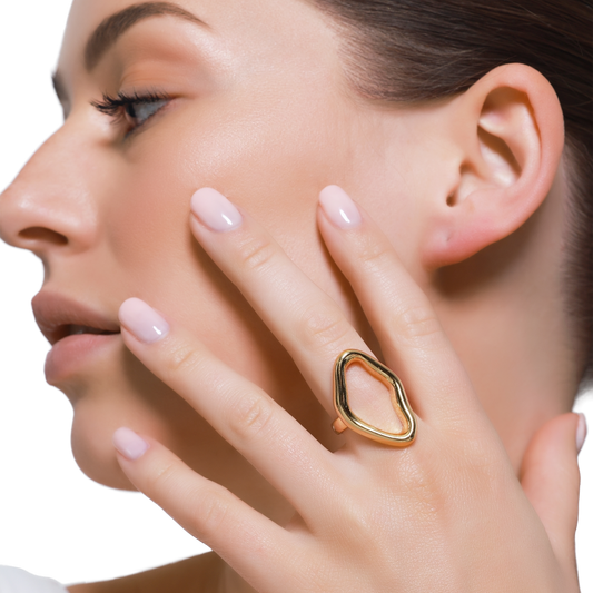 Moderner Goldring im abstrakten Design stilvoll inszeniert