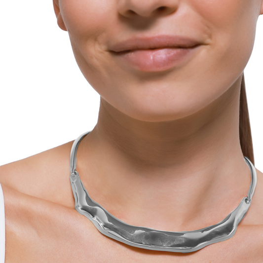 Modernes silbernes Halsband mit elegantem Design entdecken