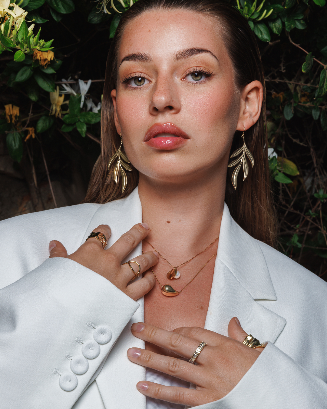 Sommerlicher Outdoor-Look mit Blazer und Goldschmuck