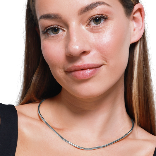 Porträt einer Frau mit Halskette und natürlichem Look