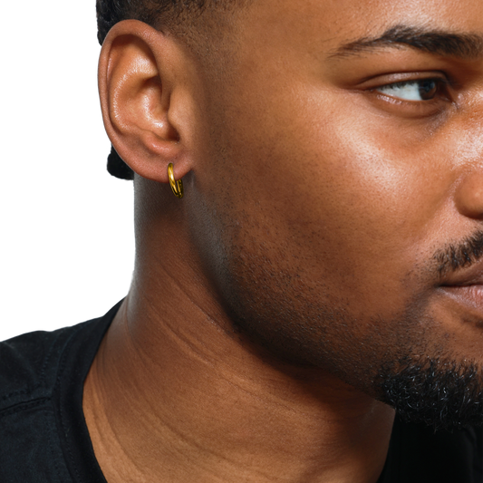 Stylisher Look mit goldenem Ohrring und gepflegtem Bart