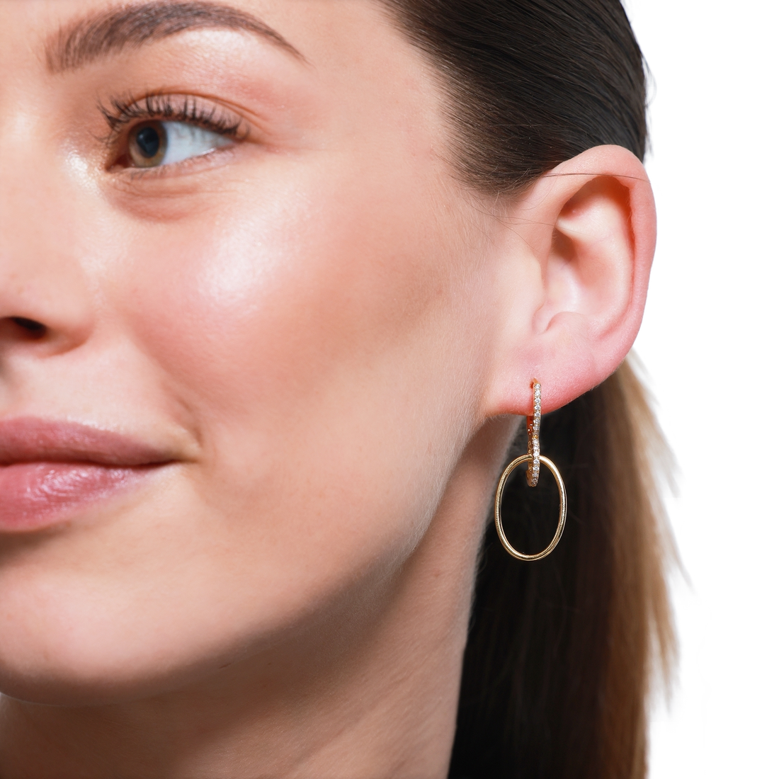 Elegante goldene Ohrringe mit Steinen für Damen