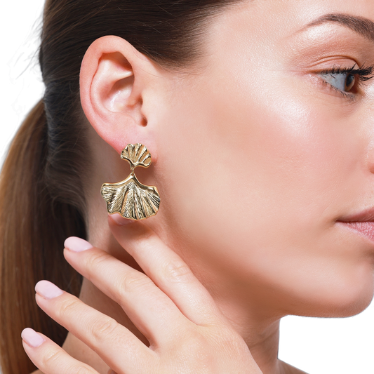 Elegante goldene Ohrringe mit organischem Design entdecken
