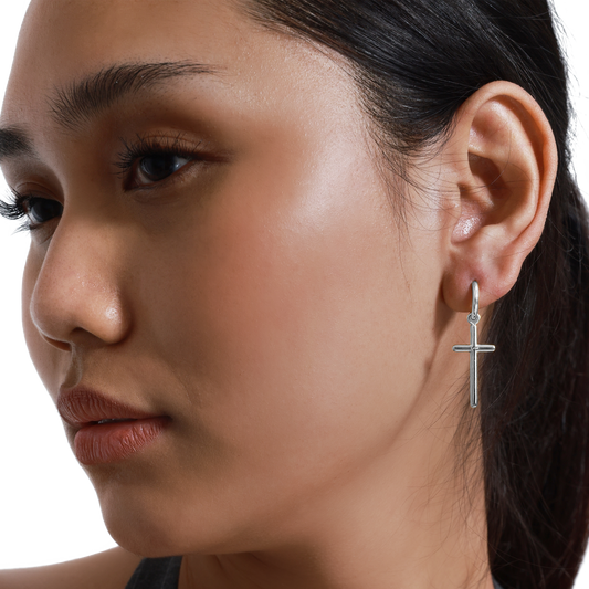 Stilvoller Silber-Kreuz-Ohrring in Nahaufnahme