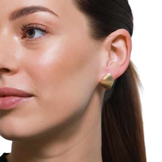 Goldene muschelförmige Ohrringe als stilvolles Accessoire