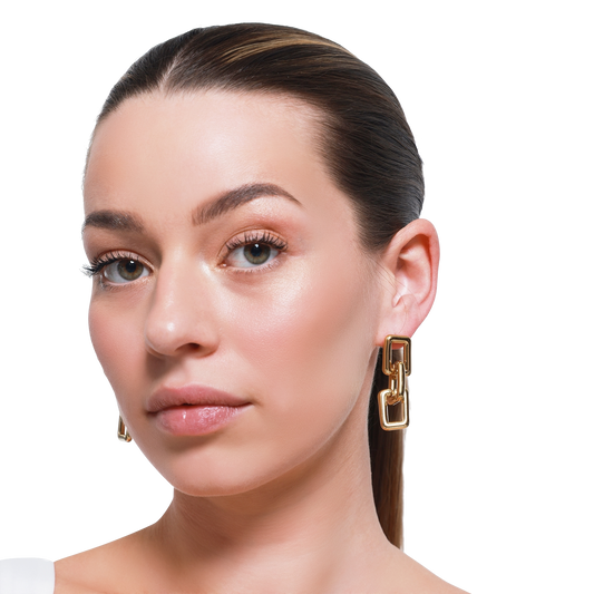 Goldene Statement-Ohrringe und natürlicher Beauty-Look