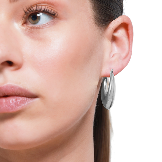 Moderner silberner Ohrring im minimalistischen Design