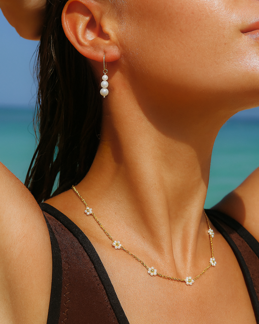 Sommerliches Schmuckdesign mit Perlenohrringen & Goldkette