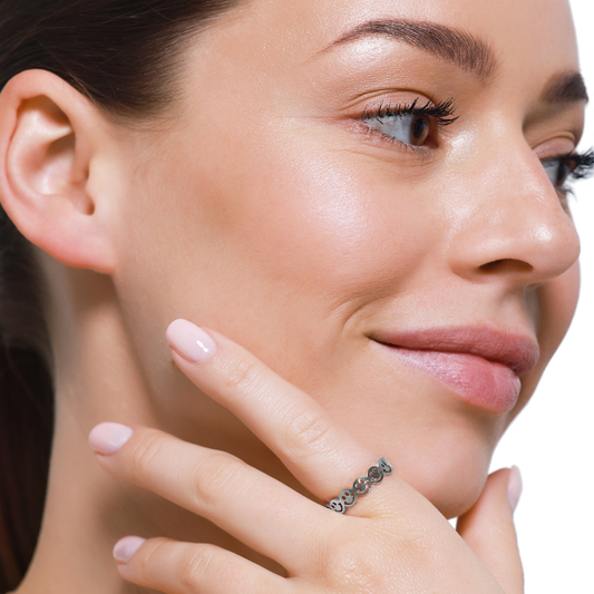 Eleganter Damenring mit Herzdesign – stilvoll und modern